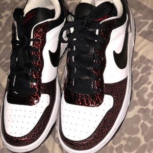 Women’s Nike low size 8.5